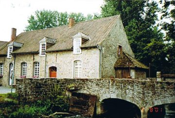 Foto van <p>Moulin du Passe Tout-Outre</p>, Attre (Brugelette), Foto: Robert Van Ryckeghem, Koolkerke, 02.08.2001 | Database Belgische molens