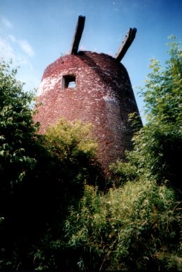 Foto van <p>Blanc Moulin<br />Moulin de la Rigaudrye<br />Moulin Derobert-Masure</p>, Ellezelles, Foto: Robert Van Ryckeghem, Sint-Andries | Database Belgische molens