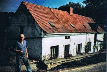 Foto van <p>Moulin Dubermont<br />Moulin du Bermont<br />Moulin Bouckaert<br />Moulin Saint Genois</p>, Ellezelles, Foto: Robert Van Ryckeghem, 2002 (met molenaar Albert D'Haeyer, 1924-2011) | Database Belgische molens
