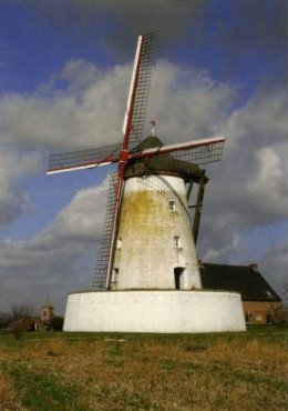Foto van <p>Le Blanc Moulin<br />Moulin Choquet</p>, Ostiches (Ath), Foto John Verpaalen, 2009 (uitg. als prentkaart door Stichting Levende Molens, Roosendaal) | Database Belgische molens