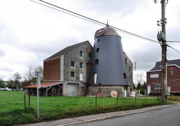 Foto van <p>Moulin d'Othée</p>, Othée (Awans), Foto van de gerenoveerde molen, 24.04.2012 | Database Belgische molens