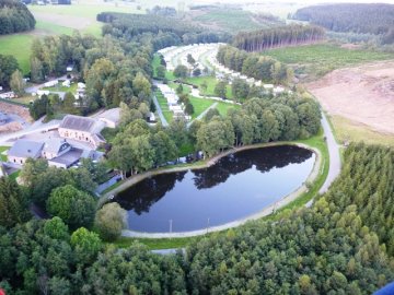 Foto van <p>Moulin de Wachirock<br />Le Domaine de Wachirock</p>, Amberloup (Sainte-Ode), Watermolensite met spaarviver. | Database Belgische molens