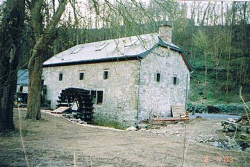 Foto van <p>le Vieux Moulin</p>, Onoz (Jemeppe-sur-Sambre), Foto: Robert Van Ryckeghem, 08.04.2003 | Database Belgische molens