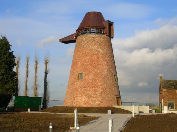 Foto van <p>Moulin des Golettes</p>, Velaine-sur-Sambre (Sambreville), De gerenoveerde molen. Foto: Jacques Quoilin (architecte BSolutions), 02.12.2008 | Database Belgische molens