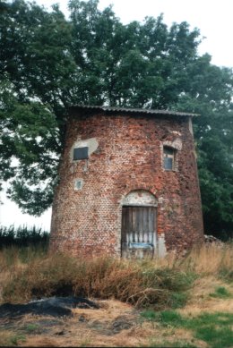 Foto van <p>Moulin Moustache<br />Moulin de Briques</p>, Audregnies (Quiévrain), Foto: Robert Van Ryckeghem | Database Belgische molens