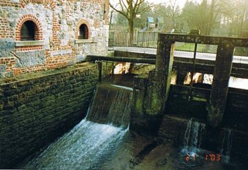 Foto 2 van Moulin de la Hunelle, Moulin Delvallée, Moulin à eau de Neuville, Chièvres, Foto: Robert Van Ryckeghem, 21.01.2003 | Database Belgische molens Moulin de la Hunelle, Moulin Delvallée, Moulin à eau de Neuville, Chièvres, Foto: Robert Van Ryckeghem, 21.01.2003 | Database Belgische molens