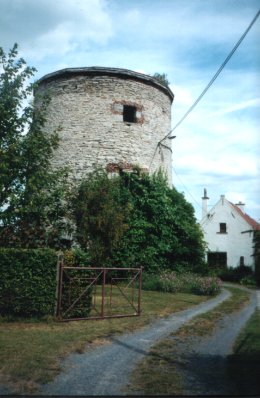 Foto van <p>Moulin à Cailloux<br />Moulin Lehon<br />Moulin de Pierre<br />Moulin de Fievre</p>, Tournai , Foto: Robert Van Ryckeghem | Database Belgische molens