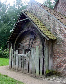 Foto van Hondenmolen van de Sterckxhoeve, Genk-Bokrijk, Foto: Marnix Bogaert, Marke, 21.07.2004 | Database Belgische molens