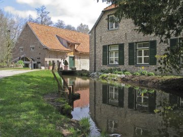 Foto van Hoogmolen<br />Peerdermolen, Ellikom (Oudsbergen), Foto: Geert Vanhercke, Bredene, 10.04.2010 | Database Belgische molens