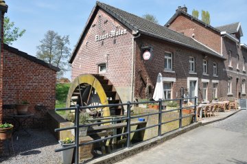 Foto van Elsartmolen<br />Elzartmolen<br />Elshoutmolen<br />Elstermolen, Stevoort (Hasselt), Foto: Donald Vandenbulcke, Staden, 25.04.2010 | Database Belgische molens