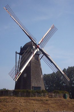 Foto van Galgenmolen<br />Galgemolen, Genk-Bokrijk, Foto: Rob Simons, Sint-Huibrechts-Lille, 27.07.2006. | Database Belgische molens