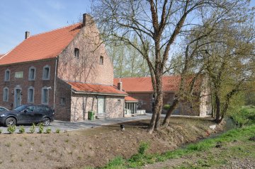 Foto van Hoenshovenmolen<br />Hoensmolen<br />De Verloren Parel<br />Het Koraaltje, Hoepertingen (Borgloon), Foto: Donald Vandenbulcke, Staden, 24.04.2010 | Database Belgische molens