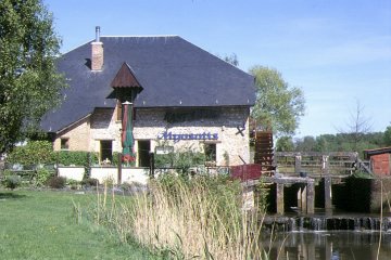 Foto van Dorpsmolen<br />Robbenmolen<br />Vlasmolen<br />Taverne Myosotis<br />Restaurant Aan het Water, Kuringen (Hasselt), Foto: Aimé Smeyers, Alsemberg | Database Belgische molens