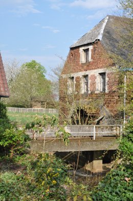 Foto van Hennepmolen en Zagerij van de Grote Molen, Schulen (Herk-de-Stad), Foto: Donald Vandenbulcke, Staden, 25.04.2010 | Database Belgische molens