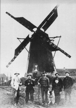 Foto van <p>Zorgvlietmolen - I<br />Molen Truyen - I</p>, Molenbeersel (Kinrooi), Foto voor 1918 (coll. Hubert Lemmens, Kinrooi) | Database Belgische molens