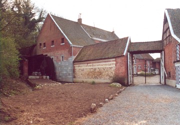 Foto van <p>Moulin Grenade<br />Moulin de la ferme Piette</p>, Heure-le-Romain (Oupeye), Foto: Ton Slings, Heerlen, 07.07.013 | Database Belgische molens