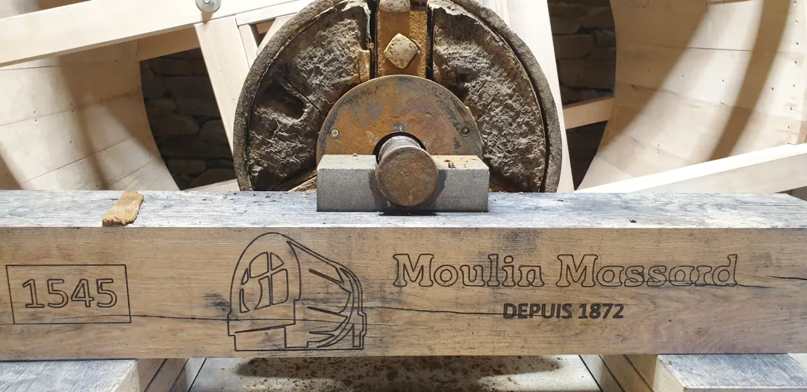 Foto 6 van Moulin Massard, Moulin de Montleban, Montleban (Gouvy), Gaston De Clippel, 17.07.2021Dit is ongetwijfeld de eerste foto die werd gemaakt van het nieuwe molenrad. Volgens de oude molenaar Massard zal er eerstdaags op de Regionale Luxemburgse TV een uitzending besteed worden aan deze molen. Dit is de eerste stap naar een volledige restauratie van deze watermolen, welke, volgens hem, zal verwezenlijkt zijn tegen volgend jaar. | Database Belgische molens Moulin Massard, Moulin de Montleban, Montleban (Gouvy), Gaston De Clippel, 17.07.2021Dit is ongetwijfeld de eerste foto die werd gemaakt van het nieuwe molenrad. Volgens de oude molenaar Massard zal er eerstdaags op de Regionale Luxemburgse TV een uitzending besteed worden aan deze molen. Dit is de eerste stap naar een volledige restauratie van deze watermolen, welke, volgens hem, zal verwezenlijkt zijn tegen volgend jaar. | Database Belgische molens