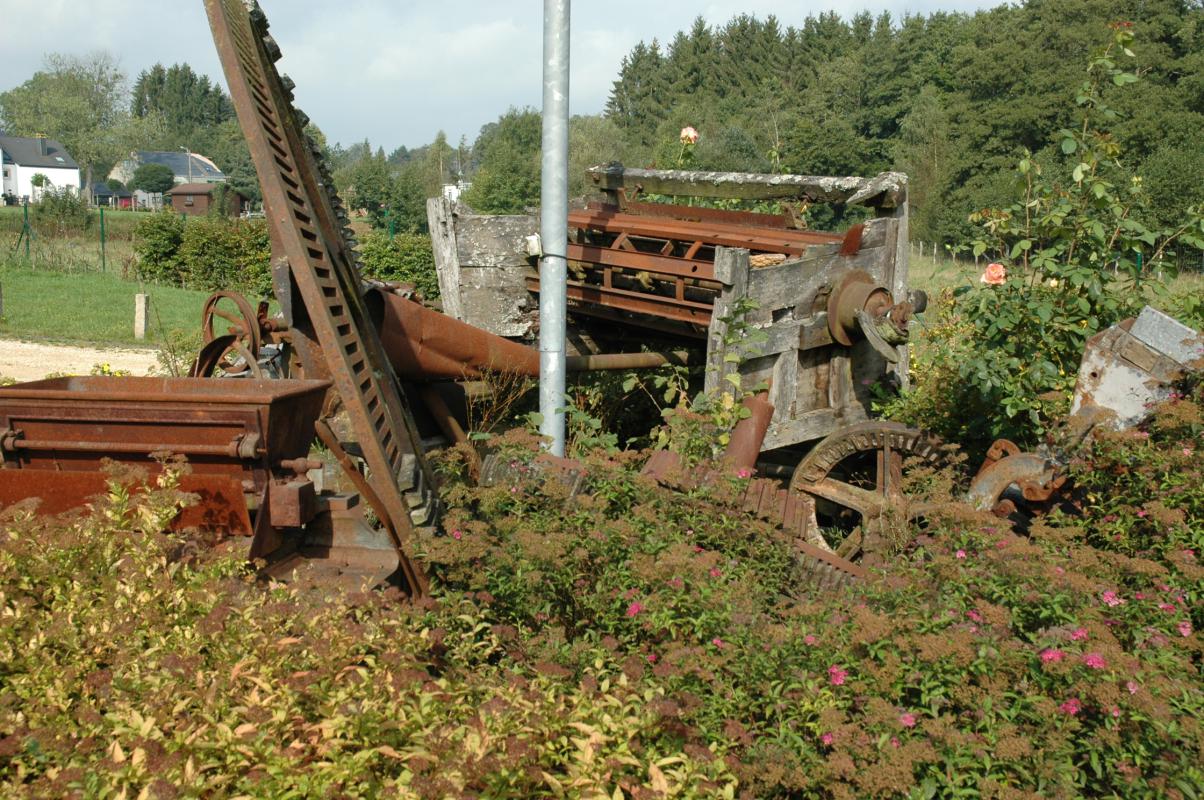 Foto 5 van Sciérie d'Attert, Attert, Ton van Schie, 14/09/2005. Diverse molenonderdelen op het voorterrein die het eerdere gebruik als graanmolen eveneens aannemelijk maken. | Database Belgische molens Sciérie d'Attert, Attert, Ton van Schie, 14/09/2005. Diverse molenonderdelen op het voorterrein die het eerdere gebruik als graanmolen eveneens aannemelijk maken. | Database Belgische molens
