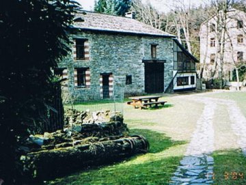 Foto van <p>Moulins de La Cornette</p>, Les Hayons (Bouillon), Oude houten wateras op de voorgrond. Foto: Robert Van Ryckeghem, Koolkerke | Database Belgische molens