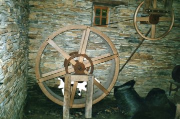 Foto van Roue à chien de la Clouterie de Bohan, Saint-Hubert, Foto: Jan Delcour, nov. 1998 | Database Belgische molens