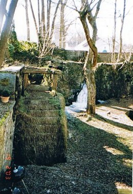 Foto van <p>Moulin (des Jardins) d'Annevoie<br />le Blute Fin<br />Moulin d'Henriette<br />Forge Aminte<br />Moulin Debras</p>, Annevoie-Rouillon (Anhée), Foto: Robert Van Ryckeghem, 19.02.2003  | Database Belgische molens