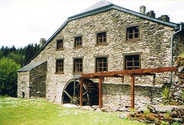 Foto van <p>Moulin de l'abbaye de Waulsort</p>, Louette-Saint-Denis (Gedinne), Foto: Robert Van Ryckeghem, 10.05.2003 | Database Belgische molens