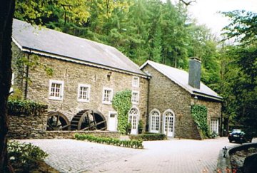 Foto van <p>Moulin d'Orchimont</p>, Orchimont (Vresse-sur-Semois), Foto: Robert Van Ryckeghem, 10.05.2003 | Database Belgische molens