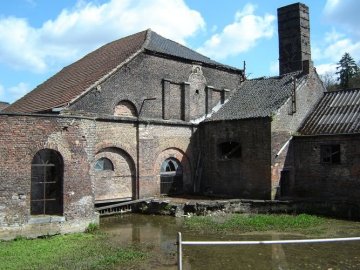 Foto van <p>Usines de Moulins<br />Laminoirs de cuivre (I)</p>, Warnant (Anhée), Foto: Will Urselmann, Maastricht, april 2005 | Database Belgische molens