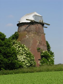 Foto van Stenen Molen<br />Windmolen van Elene, Elene (Zottegem), Foto: Donald Vandenbulcke, Staden | Database Belgische molens