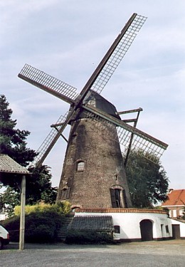 Foto van Stenen Molen<br />Molen Sonneville<br />Oliemolen, Zwijnaarde (Gent), Foto: Koen Steurbaut, Zwijnaarde, 10.02.2008 | Database Belgische molens