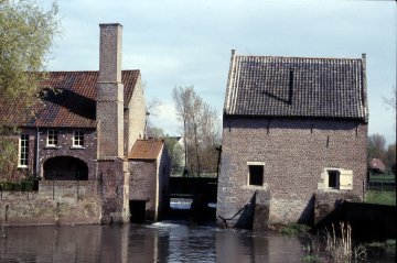 Foto van <p>Gemelingenmolen<br />Driscartmolen</p>, Galmaarden, Foto: Aim? Smeyers, Alsemberg, 30.04.2006 | Database Belgische molens