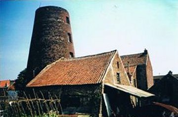 Foto van <p>Molen van Zellik<br />Vuurmolen</p>, Zellik (Asse), Foto: Robert Van Ryckeghem, Koolkerke | Database Belgische molens