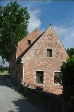 Foto van <p>Moulin du Château<br />Moulin de la ferme du Pont</p>, Wisbecq (Rebecq), Le moulin transform� en habitation. | Database Belgische molens