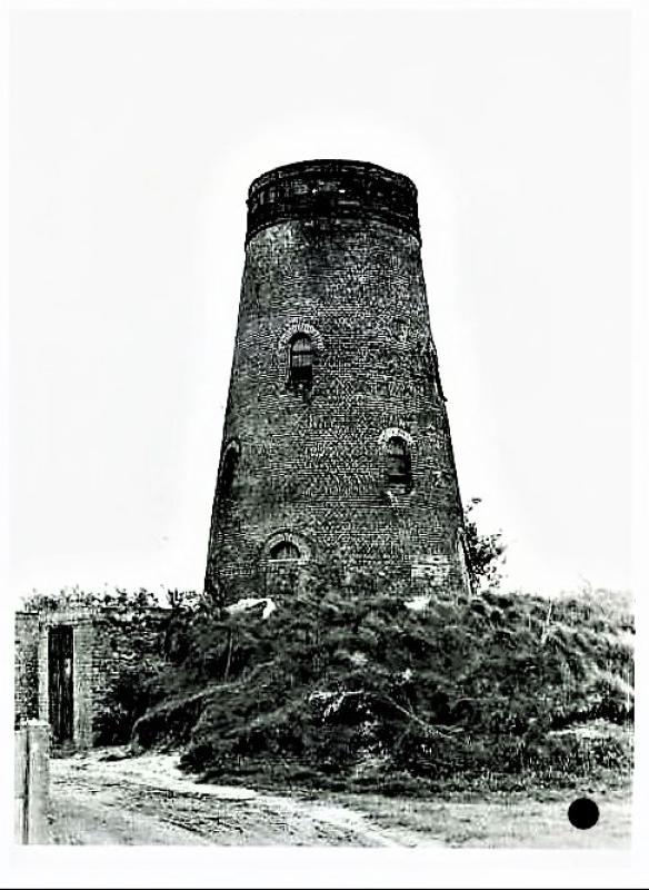 Foto 7 van Allekerkemolen, Alkerkmolen, Roelsmolen, Oudeakkermolen, Sijsele (Damme), Foto in bezit van Ronny Van Landschoot uit 1959, fotograaf: Jerome Van Landschoot (wijlen mijn vader), de molenberg is op de foto nog grotendeels bestaande. | Database Belgische molens Allekerkemolen, Alkerkmolen, Roelsmolen, Oudeakkermolen, Sijsele (Damme), Foto in bezit van Ronny Van Landschoot uit 1959, fotograaf: Jerome Van Landschoot (wijlen mijn vader), de molenberg is op de foto nog grotendeels bestaande. | Database Belgische molens