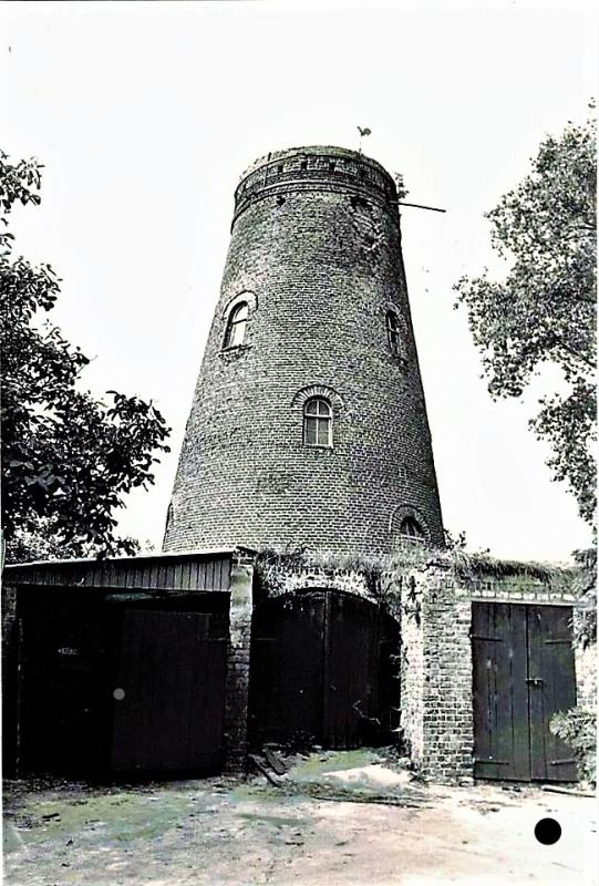 Foto 8 van Allekerkemolen, Alkerkmolen, Roelsmolen, Oudeakkermolen, Sijsele (Damme), Foto in bezit van Ronny Van Landschoot uit 1971, fotograaf: Willy Van Landschoot (wijlen mijn broer), De molenromp is nog in vrij goede staat, en alle vensters en deuropeningen zijn nog aanwezig. Nu zijn er sommige volledig of deels dichtgemaakt met steen of kunststof platen. | Database Belgische molens Allekerkemolen, Alkerkmolen, Roelsmolen, Oudeakkermolen, Sijsele (Damme), Foto in bezit van Ronny Van Landschoot uit 1971, fotograaf: Willy Van Landschoot (wijlen mijn broer), De molenromp is nog in vrij goede staat, en alle vensters en deuropeningen zijn nog aanwezig. Nu zijn er sommige volledig of deels dichtgemaakt met steen of kunststof platen. | Database Belgische molens