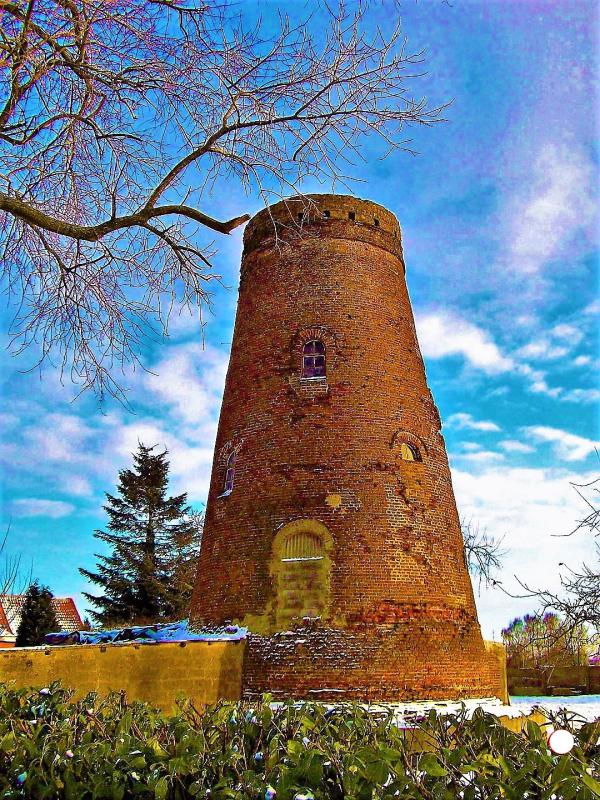 Foto 9 van Allekerkemolen, Alkerkmolen, Roelsmolen, Oudeakkermolen, Sijsele (Damme), Foto in bezit van Ronny Van Landschoot uit voorjaar 1994, fotograaf: Ronny Van Landschoot, men kan de aftakeling van de molenromp reeds zien. Tevens zijn er reeds meerdere deuropeningen en vensters dichtgemaakt. | Database Belgische molens Allekerkemolen, Alkerkmolen, Roelsmolen, Oudeakkermolen, Sijsele (Damme), Foto in bezit van Ronny Van Landschoot uit voorjaar 1994, fotograaf: Ronny Van Landschoot, men kan de aftakeling van de molenromp reeds zien. Tevens zijn er reeds meerdere deuropeningen en vensters dichtgemaakt. | Database Belgische molens