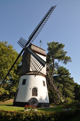 Foto van Oude Molen<br />Molen der Zeemeermin, Knokke (Knokke-Heist), Foto: Donald Vandenbulcke, Staden, 02.10.2011 | Database Belgische molens