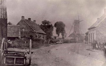 Foto 2 van Kruisstraatmolen, Molen Raes, Handzame (Kortemark), Prentkaart ca. 1900. Verzameling Ons Molenheem | Database Belgische molens Kruisstraatmolen, Molen Raes, Handzame (Kortemark), Prentkaart ca. 1900. Verzameling Ons Molenheem | Database Belgische molens
