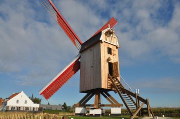 Foto van Geersensmolen<br />Dorpsmolen<br />Lievensmolen<br />Zuidmolen, Klemskerke (De Haan), Foto: Donald Vandenbulcke, Staden, 06.10.2013 | Database Belgische molens