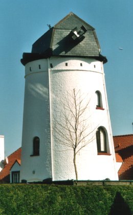 Foto van Siska's molen<br />Molen van Moeder Siska<br />Molen Siska - II<br />Oosthoekmolen, Knokke (Knokke-Heist), Foto: Lieven Denewet | Database Belgische molens