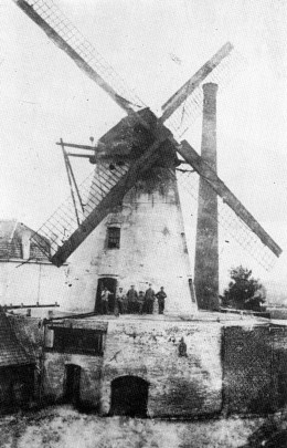 Foto 7 van Vannestes molen, Molen Glorieux, Rodenburgmolen, Markemolen, Abdijmolen, Kleynmolen, Marke (Kortrijk), De molen met haspelkruis. Verdwenen schoorsteen van de stoommaalderij en -olieslagerij. Op de gaanderij staat molenaar Richard Glorieux, zijn knecht en 4 Duitse soldaten. Duitse oorlogsfoto, 1914-1918. | Database Belgische molens Vannestes molen, Molen Glorieux, Rodenburgmolen, Markemolen, Abdijmolen, Kleynmolen, Marke (Kortrijk), De molen met haspelkruis. Verdwenen schoorsteen van de stoommaalderij en -olieslagerij. Op de gaanderij staat molenaar Richard Glorieux, zijn knecht en 4 Duitse soldaten. Duitse oorlogsfoto, 1914-1918. | Database Belgische molens
