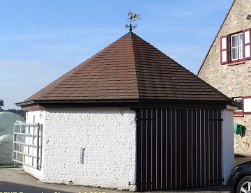 Foto van Rosmolen Claeys<br />Rosmolen van het Polderhof, Oostkerke (Damme), Foto: Marnix Bogaert, Marke, 06.08.2015 | Database Belgische molens