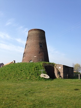 Foto van Platsemolen<br />Dorpsmolen<br />Lievensmolen, Zedelgem, Foto: Donald Vandenbulcke, Staden, april 2015. | Database Belgische molens